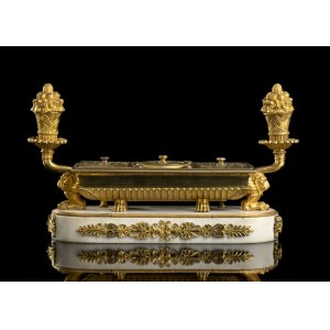 Marble and bronze Empire inkwell - France, early 19th century, Oval-shaped marble plinth with gilded bronze fittings above which is placed a gilded bronze inkwell resting on claw feet, with side candle holders, dust spreader and ink holder. Height x width