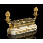 Marble and bronze Empire inkwell - France, early 19th century, Oval-shaped marble plinth with gilded bronze fittings above which is placed a gilded bronze inkwell resting on claw feet, with side candle holders, dust spreader and ink holder. Height x width