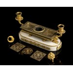 Marble and bronze Empire inkwell - France, early 19th century, Oval-shaped marble plinth with gilded bronze fittings above which is placed a gilded bronze inkwell resting on claw feet, with side candle holders, dust spreader and ink holder. Height x width