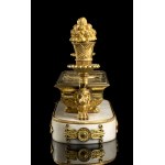 Marble and bronze Empire inkwell - France, early 19th century, Oval-shaped marble plinth with gilded bronze fittings above which is placed a gilded bronze inkwell resting on claw feet, with side candle holders, dust spreader and ink holder. Height x width
