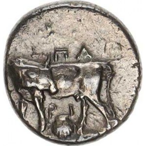 Mysia - Parion (350-300 př.Kr.), Hemidrachma, hlava Gorgony zepředu / býk zleva se ohlíží dozadu