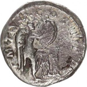 Trajanus (98-117), Denár, stojící Viktorie zprava, klade na oltář štít