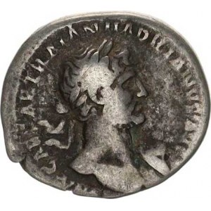 Hadrianus (117-138), As, stojící Pieta pozvedá misku