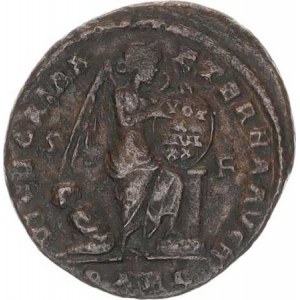 Constantinus I. (306-337), AE 21, stoj.Viktorie pokládá štít s nápisem na olrář, u nohou svá