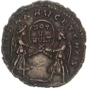 Magnentius (350-353), AE 22, dvě Viktorie proti sobě drží štít s nápisem