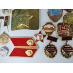 UdSSR - Satz von Abzeichen, Medaillen und Teilen von Uniformen