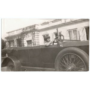 [PIŁSUDSKA Jadwiga v autě]. 1920s.