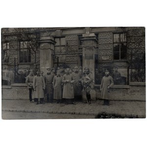 [PIŁSUDSKI Józef obklopen vojskem před budovou. cca 1916].