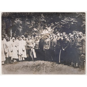 [PIŁSUDSKI Józef - Photograph surrounded by soldiers and medics. Interwar period. Dimensions: 28.5 x 38.5 cm]