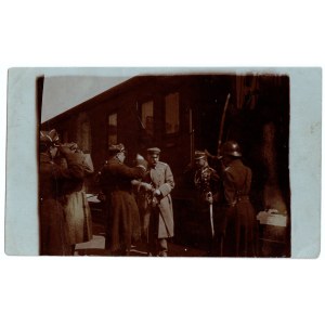 [PIŁSUDSKI Józef in front of a train with officers. 1920s].