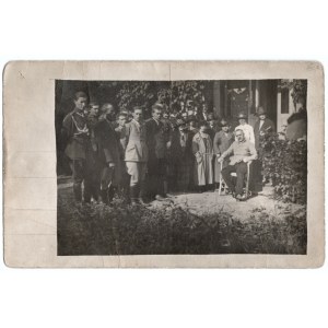 [PIŁSUDSKI Józef sitzend vor dem Herrenhaus, umgeben von seiner Familie und unbekannten Personen. ca. 1926] Postkarte, Format 9 x 14 cm.