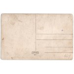 [PIŁSUDSKI Józef siedzący przed dworem w otoczeniu rodziny i nieznanych osób. ok. 1926] Karta pocztowa o wym. 9 x 14 cm.
