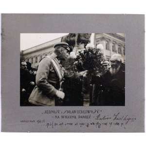 [PIŁSUDSKI Józef] Rabin Zakheim wręczający bukiet kwiatów Józefowi Piłsudskiemu pod pomnikiem Józefa Poniatowskiego w Warszawie] Fotografia, 1926 rok