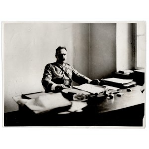 [PIŁSUDSKI Józef za biurkiem (Józef za stolem. Situační fotografie. 30. léta 20. století)].