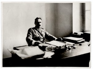 [PIŁSUDSKI Józef behind his desk. situation photograph. 1930s].