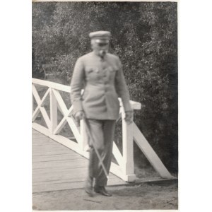 [PIŁSUDSKI Józef na spacerze w Druskiennikach]. Fot. L. Baranowski. Druskienniki. Lata 30. XX w.