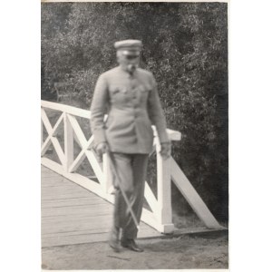 [PIŁSUDSKI Józef on a walk in Druskininkai]. Photo by L. Baranowski. Druskininkai. 1930s.