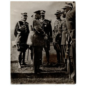 [KAWALERIA HOLIDAY, PI£SUDSKI Jozef obklopený generálmi a dôstojníkmi poľskej armády. 6 X 1933]