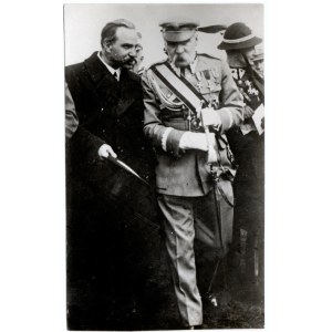 [PIŁSUDSKI Józef s Władysławem Belinou Prażmowskim během Kavalírského festivalu. 6 X 1933]