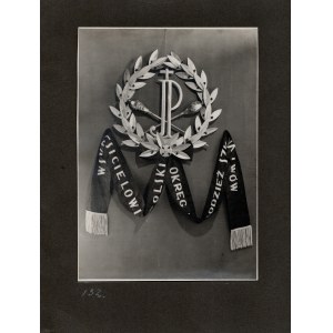 [PIŁSUDSKI Józef] Zbierka 3 tabúľ s fotografiami objektov alebo miest venovaných kultu maršala Józefa Pilsudského [po roku 1935].
