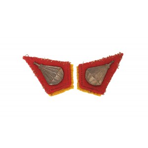 Ein Paar Gendarmenabzeichen am Kragen der Uniform der Unabhängigen Fallschirmjägerbrigade