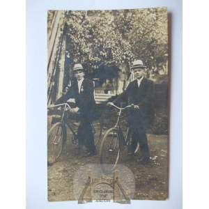 Pszów, rowerzyści, prywatna kartka, ok. 1914