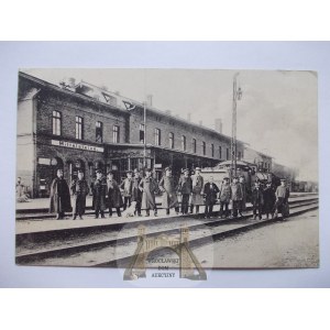 Ścinawka Średnia near Radków, train station, platform, locomotive, ca. 1910