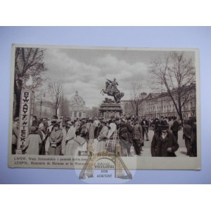 Ukrajina, Ľvov, nábrežie Hetmana, pomník Sobieskeho, reklama, dav ľudí, asi 1935