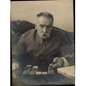 Fotografia portretowa przedstawiająca Marszałka Józefa Piłsudskiego znana pod tytułem Ostatni pasjans Marszałka 1935