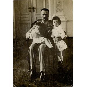 Józef Piłsudski - fotografia portretowa z córkami Jadwigą i Wandą