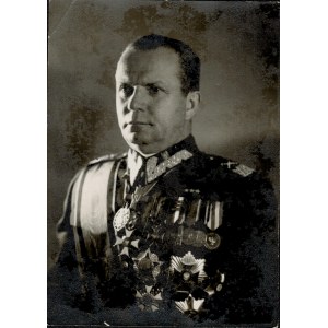Fotografia portretowa przedstawiająca Marszałka LWP Michała Rola - Żymierskiego