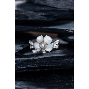 MAUBOUSSIN floral motif ring, Mauboussin, France, second half of the 20th century.