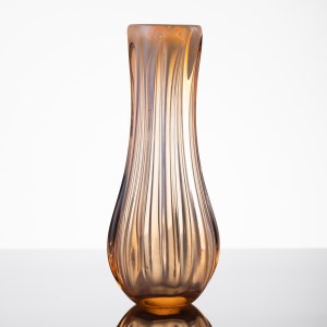 Böhmen, Vase aus dickem Glas, 2. Hälfte des 20. Jahrhunderts.