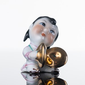 Zakład Porcelany Stołowej Ćmielów, Figur aus der Serie kleines chinesisches Orchester. - Mädchen mit Teller, 1920er/30er Jahre.