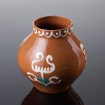 Kašubská keramika - dielňa Necel, Váza s kvetinovým motívom, 70. roky 20. storočia.