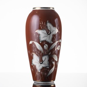 Porcelánová továrna Chodzież, váza s motivem lilie, 60./70. léta 20. století.