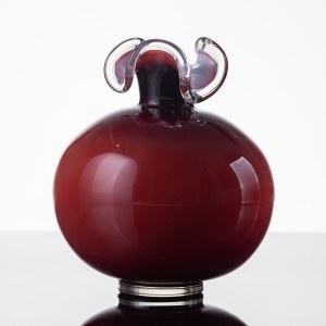 Tarnowiec Glassworks, navrhol Jerzy Słuczan-Orkusz, Guľová váza s volánom - rubínová, 80. roky 20. storočia.