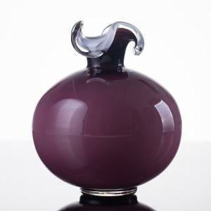 Tarnowiec Glassworks, designed by Jerzy Słuczan-Orkusz, Ball vase with frill - purple, 1980s.