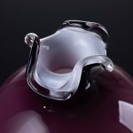 Tarnowiec Glassworks, navrhol Jerzy Słuczan-Orkusz, Váza guľa s volánom - fialová, 80. roky 20. storočia.