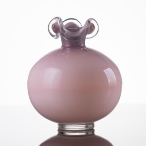 Tarnowiec Glassworks, navrhol Jerzy Słuczan-Orkusz, Guľová váza s volánom - ružová, 80. roky 20. storočia.