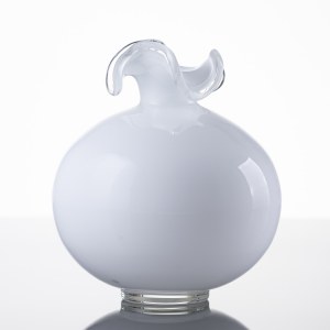Tarnowiec Glassworks, navrhol Jerzy Słuczan-Orkusz, Guľová váza s volánom - biela, 80. roky 20. storočia.
