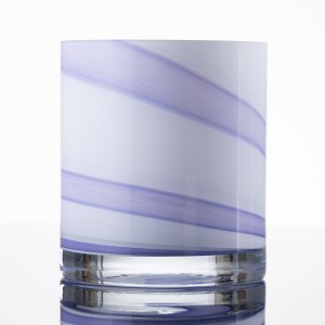 TEILGLAS, Krosno, Weiß-violette Vase mit Spiraldekor, frühes 21. Jahrhundert.
