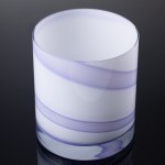 PART GLASS, Krosno, Bílo-fialová váza se spirálovým dekorem, počátek 21. století.