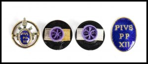 Pontifical buttonhole badges