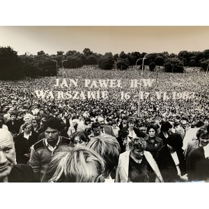 JAN PAUL II. Satz von 7 Fotografien. Warschau [1983].