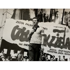 Zbigniew BUJAK před plakátem k filmu Člověk ze železa [1981].