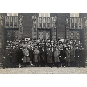 KATOVICE. POĽSKÉ DIVADLO. Varšavská filharmónia pred Poľským divadlom. [1930/1931]