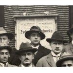 KATOWICE. POLNISCHES THEATER. Das Ensemble der Warschauer Philharmonie vor dem Polnischen Theater. [1930/1931]