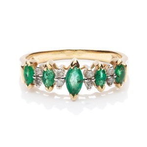 Prsten se smaragdy a diamanty z počátku 21. století.