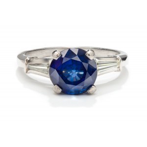 Ring with sapphire and diamonds 2nd half of 20th century.